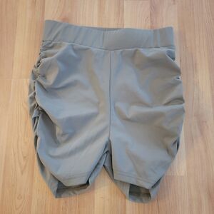 PrettyLittleThing Side Scruntched Shorts Size US 4